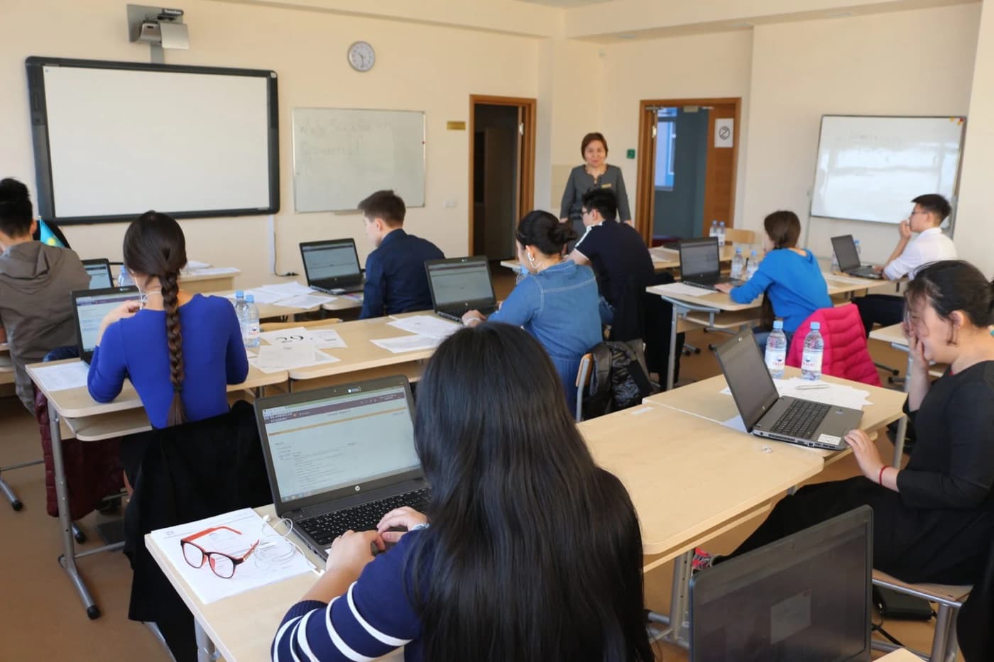 Урок GSED: ученики за ноутбуками с преподавателем