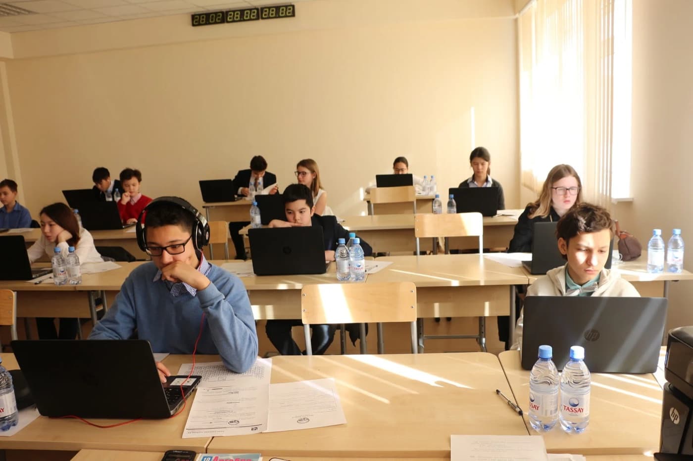 Ученики за ноутбуками на олимпиаде